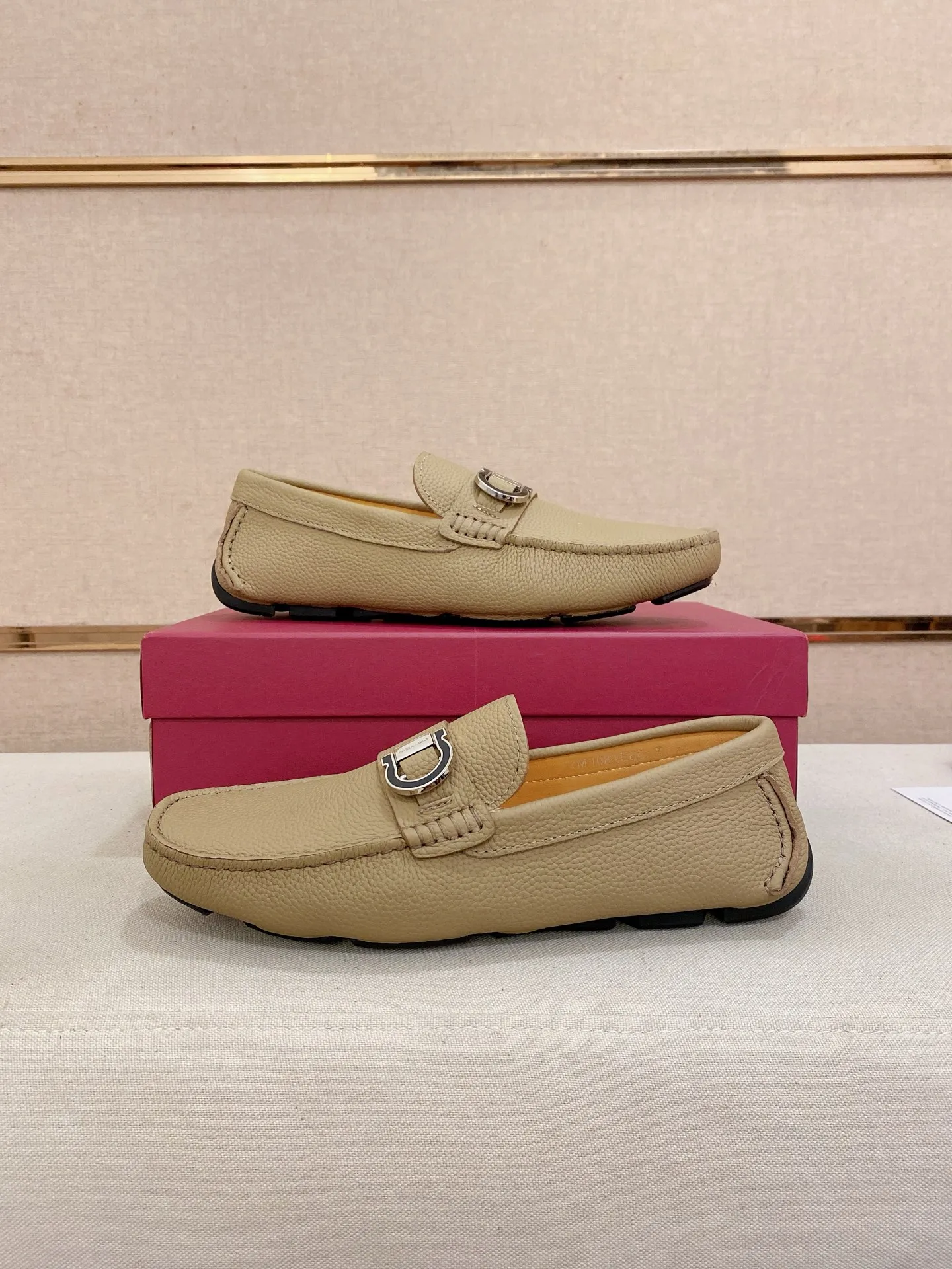 Men's shoes💰: 540💰High-end quality! Ferragamo🆕🆕Exclusive hot-selling products in stock🔥🔥New products on the shelves, high-quality Ferragamo men's pea shoes, high-end casual driving shoes, with complete packaging! 💪 💪 Material: imported first-layer pebbled cowhide 🐂 + imported high-quality water-dyed cowhide lining + wear-resistant outsole 👍🏻👍🏻 Features: high-end and comfortable, purely handmade 🚀 🚀 Create the perfect shoe that suits you best 🔥 🔥 Size: (38-44) 45 standard size can be customized!